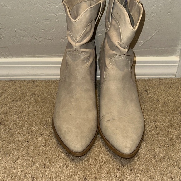 Time and Tru Light Tan Ankle Boots size 9 - Picture 2 of 9